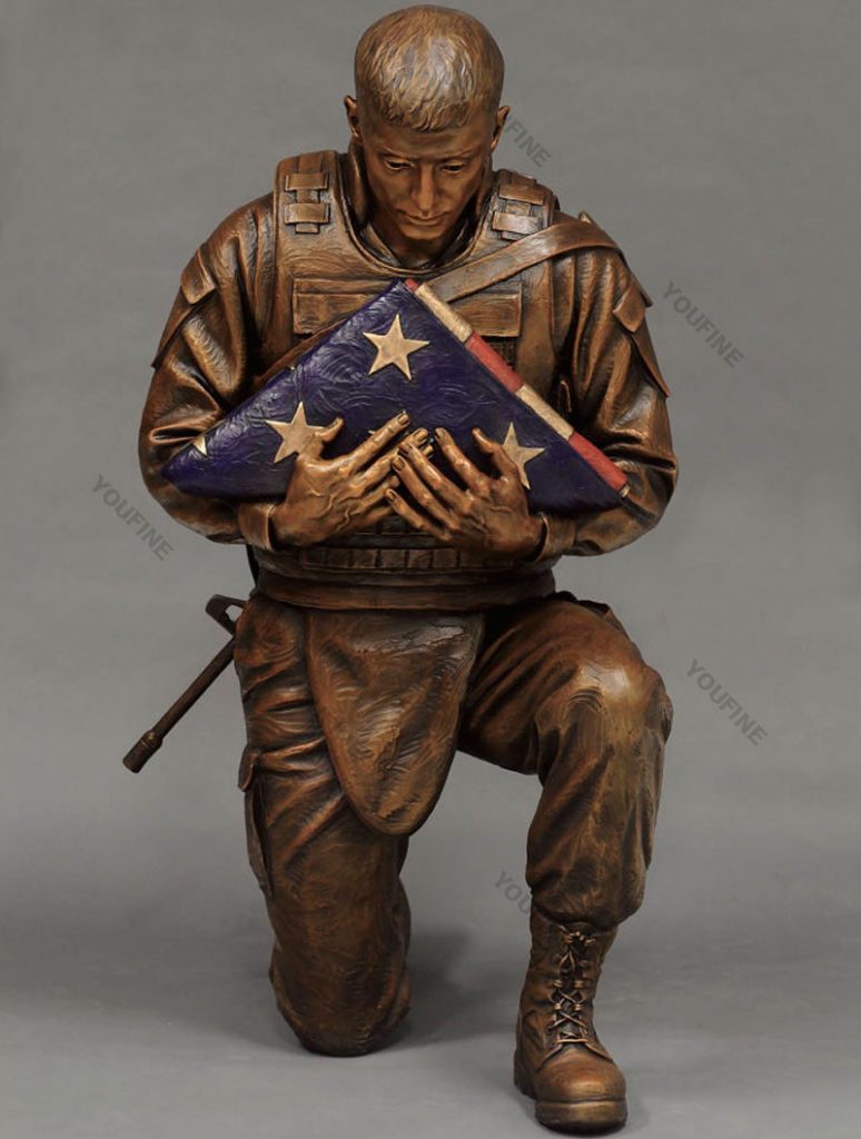 Life size military soldier statues hold flags for sale- custom bronze